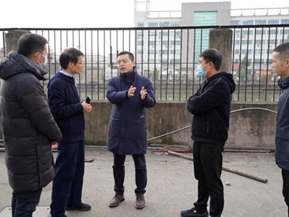 Li Zhang, membru al Comitetului permanent al Comitetului districtual Yuecheng și secretar al Comitetului de lucru al partidului de pe strada Doumen, și alți lideri au venit la AIA Zhichuang Science and Technology Park pentru cercetare și îndrumare